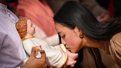 A girl kisses the feet of an idol of baby Jesus at Sacred Heart Cathedral Church in Delhi on Thursday. (Sanchit Khanna/Hindustan Times) A girl kisses the feet of an idol of baby Jesus at Sacred Heart Cathedral Church in Delhi on Thursday. (Sanchit Khanna/Hindustan Times)