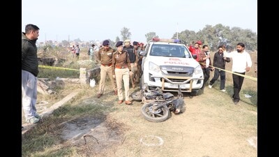 Police officials at encounter site in Jalandhar. (HT)