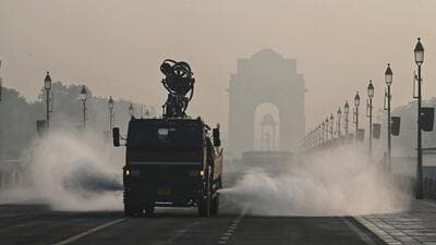 Sprinklers being used at Kartavya Path to contain smog and air pollution in New Delhi. (Vipin Kumar/ HT Photo) Sprinklers being used at Kartavya Path to contain smog and air pollution in New Delhi. (Vipin Kumar/ HT Photo)