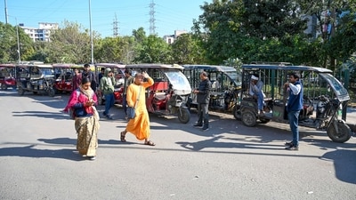 Traffic police say slow-moving e-rickshaws disrupt flow on stretches like MG Road and Golf Course Road, where limits exceed 40 kmph. (Parveen Kumar/HT) Traffic police say slow-moving e-rickshaws disrupt flow on stretches like MG Road and Golf Course Road, where limits exceed 40 kmph. (Parveen Kumar/HT)