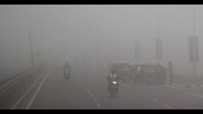 Visibility, which was relatively better in the early morning, dropped to 200 metres between 8.30 am and 11.30 am. When visibility falls between 50 metres to 200 metres, the fog is classified as dense. (SANJEEV SHARMA/HT) Visibility, which was relatively better in the early morning, dropped to 200 metres between 8.30 am and 11.30 am. When visibility falls between 50 metres to 200 metres, the fog is classified as dense. (SANJEEV SHARMA/HT)