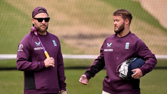 Brendon McCullum chats with batsman Ben Duckett. (AFP)