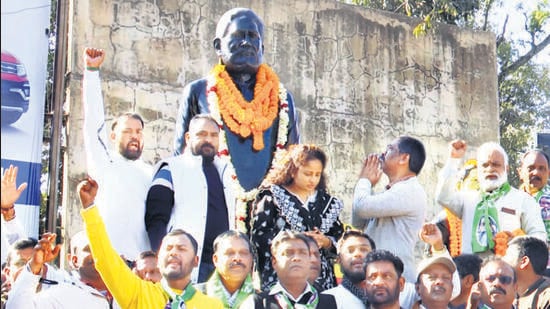Jharkhand chief minister Hemant Soren on Thursday paid tributes to Nirmal Mahato, who spearheaded the statehood movement. (HT Photo)