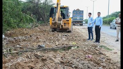 A MCG team picking up construction and demolition waste from the Gurugram-Faridabad Road near Khushboo Chowk, earlier in September. (Parveen Kumar/HT) A MCG team picking up construction and demolition waste from the Gurugram-Faridabad Road near Khushboo Chowk, earlier in September. (Parveen Kumar/HT)