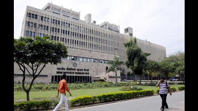 A few institutions, particularly the IITs and IIMs, have remained autonomous and grown in stature. But, in the international race, it is not enough to walk briskly. (HT Archive) A few institutions, particularly the IITs and IIMs, have remained autonomous and grown in stature. But, in the international race, it is not enough to walk briskly. (HT Archive)