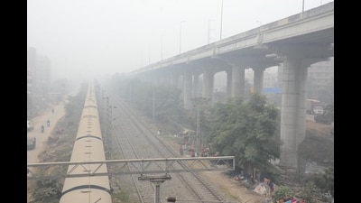 A train crossing in low visibility due to dense fog at Pataliputra Railway Station in Patna, Friday (SANTOSH KUMAR/HT) A train crossing in low visibility due to dense fog at Pataliputra Railway Station in Patna, Friday (SANTOSH KUMAR/HT)