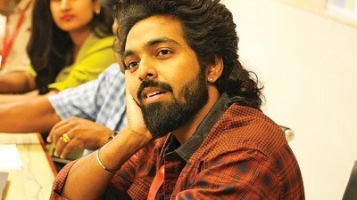 మోసపోయిన మ్యూజిక్ డైరెక్టర్.. మా అమ్మ చనిపోయింది.. అంత్యక్రియలకు డబ్బు కావాలంటూ బురిడీ కొట్టించిన అభిమాని