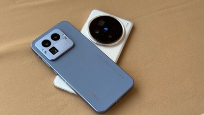 Realme GT 8 Pro and the Vivo X200 Pro. (Shaurya Sharma/HT) Realme GT 8 Pro and the Vivo X200 Pro. (Shaurya Sharma/HT)