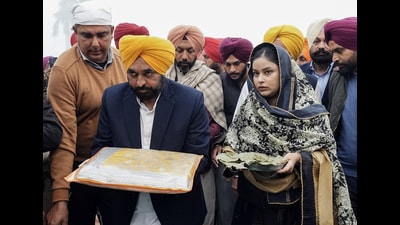Punjab chief minister Bhagwant Mann and his wife Gurpreet Kaur offering prayers at Sri Fatehgarh Sahib in Fatehgarh Sahib on Friday. (ANI)
