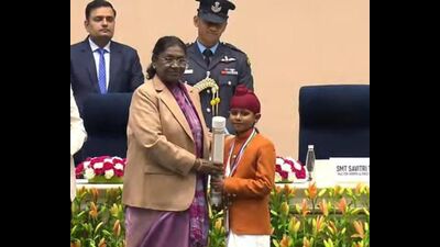 Ten-year-old Shravan Singh of Ferozepur, 17-year-old Vansh Tayal from Chandigarh and Jyoti, 17, hailing from Sirsa district of Haryana were among the group of children from across the nation who were honoured with the Pradhan Mantri Rashtriya Bal Puraskar by President Droupadi Murmu at Vigyan Bhavan in New Delhi on Friday. (HT Photo) Ten-year-old Shravan Singh of Ferozepur, 17-year-old Vansh Tayal from Chandigarh and Jyoti, 17, hailing from Sirsa district of Haryana were among the group of children from across the nation who were honoured with the Pradhan Mantri Rashtriya Bal Puraskar by President Droupadi Murmu at Vigyan Bhavan in New Delhi on Friday. (HT Photo)