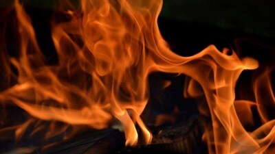 భార్యపై పెట్రోల్‌ పోసి నిప్పంటించిన భర్త
( Representative image of fire.)