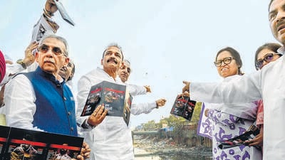 iMumbai, India - December 26, 2025: Ahead of the Brihanmumbai Municipal Corporation (BMC) elections, Mumbai Congress president and MP Varsha Gaikwad, along with party leaders, releases a chargesheet against the ruling party while showing garbage-choked Mithi River during a live demonstration at Bharat Nagar near BKC in Mumbai, India, on Friday, December 26, 2025. (Photo by Satish Bate/ Hindustan Times) (Hindustan Times) iMumbai, India - December 26, 2025: Ahead of the Brihanmumbai Municipal Corporation (BMC) elections, Mumbai Congress president and MP Varsha Gaikwad, along with party leaders, releases a chargesheet against the ruling party while showing garbage-choked Mithi River during a live demonstration at Bharat Nagar near BKC in Mumbai, India, on Friday, December 26, 2025. (Photo by Satish Bate/ Hindustan Times) (Hindustan Times)