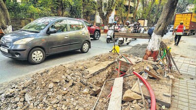 iMumbai, India - December 26, 2025: Digging by airtel contracctor...... an 18.5-meter-long trench on the public road next to Oberoi Business Park in Goregaon East obstructing traffic in Mumbai, India, on Friday, December 26, 2025. (Photo by Satish Bate/ Hindustan Times) (Hindustan Times) iMumbai, India - December 26, 2025: Digging by airtel contracctor...... an 18.5-meter-long trench on the public road next to Oberoi Business Park in Goregaon East obstructing traffic in Mumbai, India, on Friday, December 26, 2025. (Photo by Satish Bate/ Hindustan Times) (Hindustan Times)