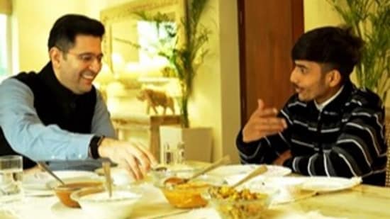 A Blinkit delivery partner’s viral video on low pay led Raghav Chadha to meet him over lunch. (Instagram/thapliyaljivlogs)