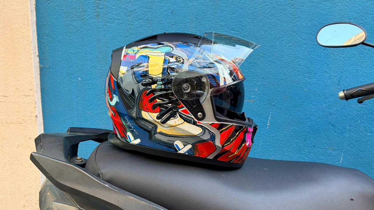 The Ignyte IGN-7 helmet comes with a dual visor setup, which encompasses a clear outer visor and an internal sun visor with a slider, ensuring optimal visibility across variable light conditions.