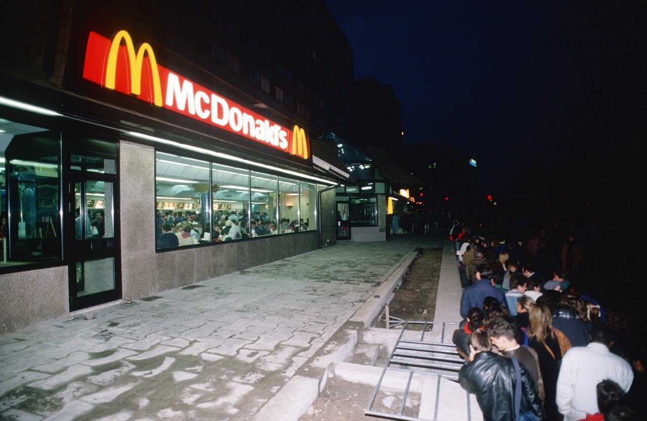 Russians queue at a McDonald’s restaurant in Moscow in April 1990. Russians queue at a McDonald’s restaurant in Moscow in April 1990.