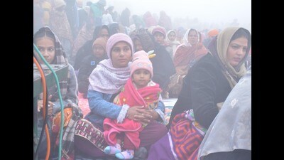 People attending a religious event amid foggy weather in Ranjit Avenue of Amritsar on Saturday. (Sameer Sehgal/HT) People attending a religious event amid foggy weather in Ranjit Avenue of Amritsar on Saturday. (Sameer Sehgal/HT)