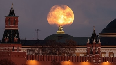 The Beaver Moon, a type of supermoon, sets behind the Kremlin in Moscow, Russia. (REUTERS/File Photo)