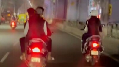 The men who were seen following the woman in the video were not wearing a helmet. (X/ @abhyn0w)