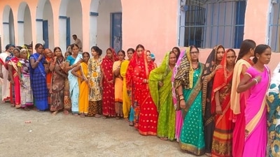 Female voters stand in queue to cast their votes during the Panchayat. (SANTOSH KUMAR/HT PHOTO) Female voters stand in queue to cast their votes during the Panchayat. (SANTOSH KUMAR/HT PHOTO)