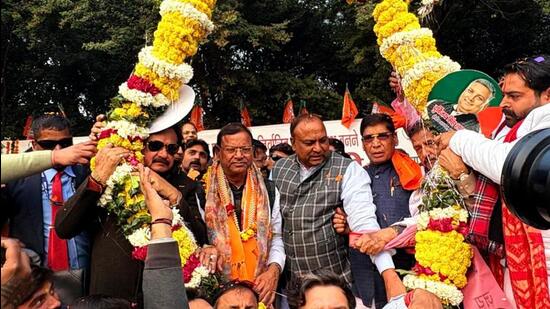 Uttar Pradesh BJP president Pankaj Chaudhary being welcomed on his arrival in Agra on Saturday evening. (HT Photo)