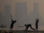 The city continued to see relatively cool weather on Saturday, even as air quality deteriorated across several pockets, with Chembur slipping into the poor category. (Photo by Satish Bate/ Hindustan Times) (Hindustan Times)