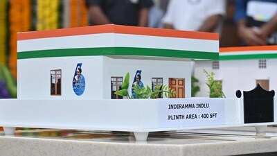 <p>మరోవైపు రాష్ట్రంలో మొదటి విడత కింద మంజూరు చేసిన ఇందిరమ్మ ఇళ్ల పనులు పూర్తి కావొస్తున్నాయి. చాలా చోట్ల గృహ ప్రవేశాలు జరుగుతున్నాయి.నిర్మాణ దశను బట్టి నిధులను లబ్ధిదారుల ఖాతాలోకి జమ చేస్తున్నారు.</p> 