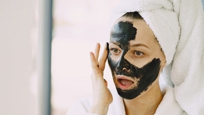 Peel-off charcoal masks: a skincare trend that may be doing more harm than good. (Freepik) Peel-off charcoal masks: a skincare trend that may be doing more harm than good. (Freepik)