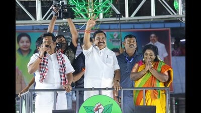 AIADMK leader Edappadi Palaniswami with BJP leader Tamilisai Soundararajan in Sholinganallur on Sunday. (x/epstamilnadu)