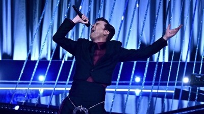 Actor and host David Tennant turned the Bafta stage into a singalong with a reworked version of I’m Gonna Be (500 Miles). Walking through the audience, he pulled A-listers into call-and-response moments that produced a mix of delight, confusion and viral reaction shots. (X)