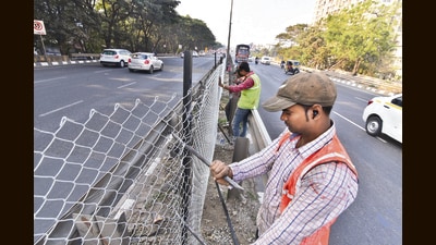 Fire tenders were pressed into service and emergency teams deployed to extinguish the blaze and rescue the trapped victims. (MAHENDRA KOLHE/ HT) Fire tenders were pressed into service and emergency teams deployed to extinguish the blaze and rescue the trapped victims. (MAHENDRA KOLHE/ HT)