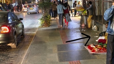 A Bengaluru man captured a poignant moment of a girl studying while selling Christmas goods. (X/@AbhinavXJ) A Bengaluru man captured a poignant moment of a girl studying while selling Christmas goods. (X/@AbhinavXJ)