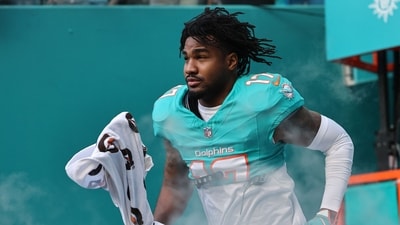 Jaylen Waddle #17 of the Miami Dolphins takes the field prior to a game against the Tampa Bay Buccaneers (Getty Images via AFP) Jaylen Waddle #17 of the Miami Dolphins takes the field prior to a game against the Tampa Bay Buccaneers (Getty Images via AFP)