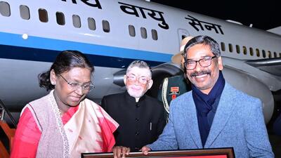 President Draupadi Murmu welcomed by Governor Santosh Kumar Gangwar and CM Hemant Soren on Sunday. (HT Photo) President Draupadi Murmu welcomed by Governor Santosh Kumar Gangwar and CM Hemant Soren on Sunday. (HT Photo)