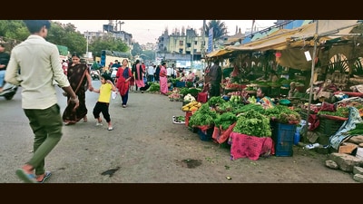 They note that the market, originally intended only for vegetable sellers, has expanded to include vendors selling clothes and household items, with footpaths taken over by hawkers from nearby villages. (MAHENDRA KOLHE/ HT)