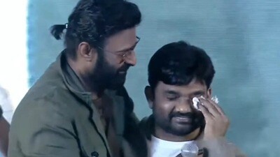 స్టేజ్పైనే ఏడ్చేసిన మారుతి.. ఓదార్చిన ప్రభాస్.. ఇంటి అడ్రెస్ ఇచ్చి మరీ సినిమా నచ్చకపోతే అంటూ సవాలు స్టేజ్పైనే ఏడ్చేసిన మారుతి.. ఓదార్చిన ప్రభాస్.. ఇంటి అడ్రెస్ ఇచ్చి మరీ సినిమా నచ్చకపోతే అంటూ సవాలు