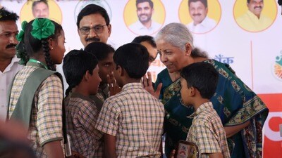 విద్యార్థులతో మాట్లాడుతున్న నిర్మలా సీతారామన్ విద్యార్థులతో మాట్లాడుతున్న నిర్మలా సీతారామన్