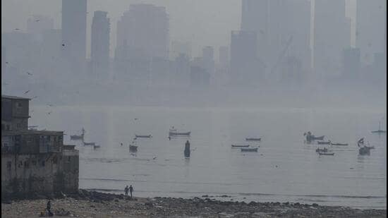 Parts of the city remained wrapped in haze on Sunday (Satish Bate/ Hindustan Times)