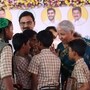 విద్యార్థులతో మాట్లాడుతున్న నిర్మలా సీతారామన్