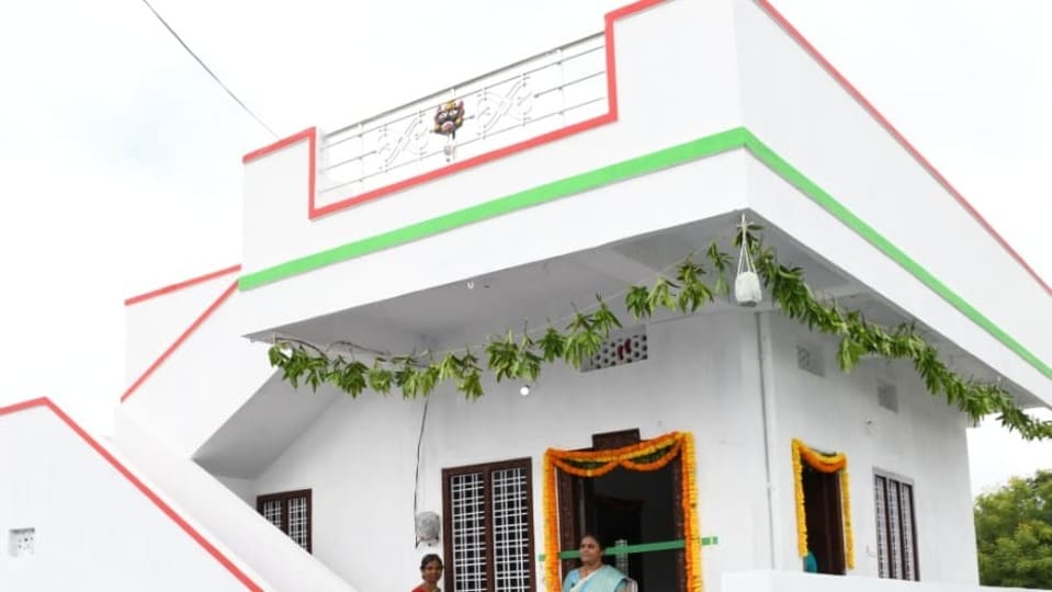 <p>శనివారం ఖమ్మం జిల్లా పర్యటనలో భాగంగా మాట్లాడిన మంత్రి పొంగులేటి శ్రీనివాస్ రెడ్డి… ఇందిరమ్మ ఇళ్ల విషయంలో గత ప్రభుత్వాల మాదిరిగా కాకుండా కేవలం <strong>అర్హతే ప్రాతిపదికగా లబ్ధిదారులను ఎంపిక</strong> చేస్తున్నామని చెప్పారు. </p>