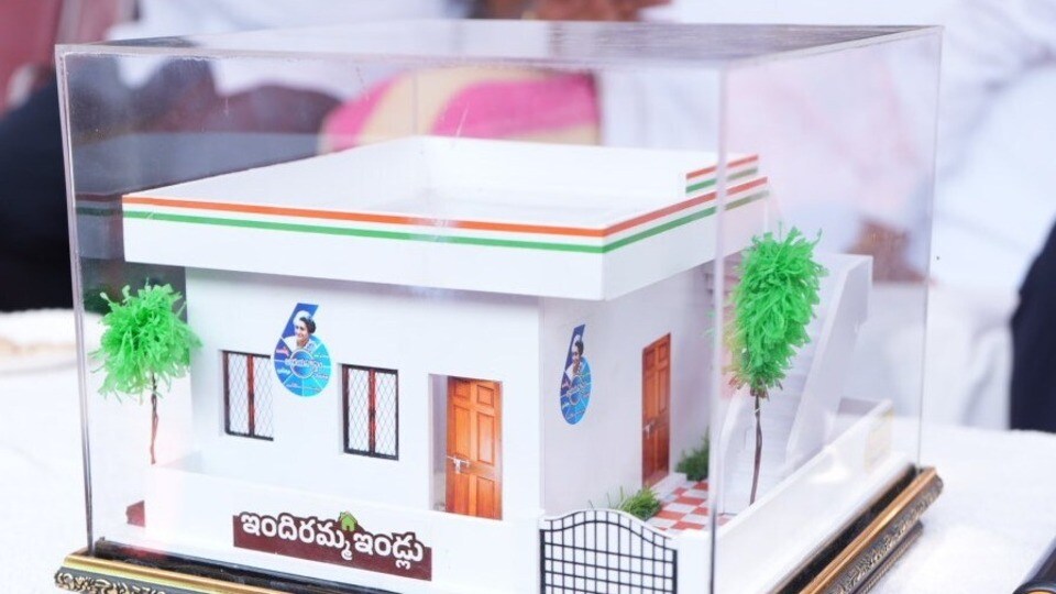 <p>త్వరలోనే ఇందిరమ్మ ఇళ్ల స్కీమ్ రెండో విడత కార్యక్రమం షురూ కానుంది. ఇదే విషయంపై తెలంగాణ గృహ నిర్మాణశాఖ మంత్రి పొంగులేటి శ్రీనివాస్ రెడ్డి కీలక ప్రకటన చేశారు. రాబోయే ఏప్రిల్ నెల నుంచి రెండో విడత ఇందిరమ్మ ఇళ్ల పంపిణీ ఉంటుందని చెప్పారు.</p>
