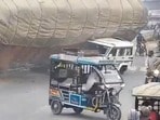 లోడుతో ఉన్న లారీ వచ్చి మీద పడింది.. నలిగిపోయిన బొలేరో.. డ్రైవర్ దుర్మరణం(HT Photos )