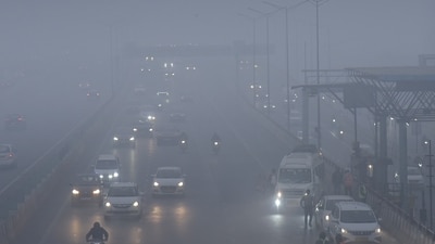 Vehicles move slowly through dense fog on Delhi meerut Expressway as low visibility. (HT)