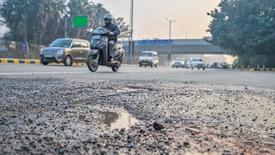 A damaged stretch at Vikas Marg near ITO bridge. (RAJ K RAJ /HT PHOTO) A damaged stretch at Vikas Marg near ITO bridge. (RAJ K RAJ /HT PHOTO)