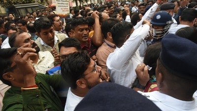 SIR-র মধ্যেই মগরাহাটে বিশেষ পর্যবেক্ষকের গাড়িতে ‘হামলা’, বললেন ‘কাজ করেই ছাড়ব’। (ছবিটি প্রতীকী, সৌজন্যে সমীর জানা/হিন্দুস্তান টাইমস) SIR-র মধ্যেই মগরাহাটে বিশেষ পর্যবেক্ষকের গাড়িতে ‘হামলা’, বললেন ‘কাজ করেই ছাড়ব’। (ছবিটি প্রতীকী, সৌজন্যে সমীর জানা/হিন্দুস্তান টাইমস)