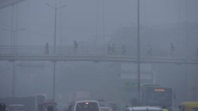 On Sunday, the AQI stood in the ‘very poor’ category and worsened towards the end of the day (Sakib Ali/Hindustan times) On Sunday, the AQI stood in the ‘very poor’ category and worsened towards the end of the day (Sakib Ali/Hindustan times)