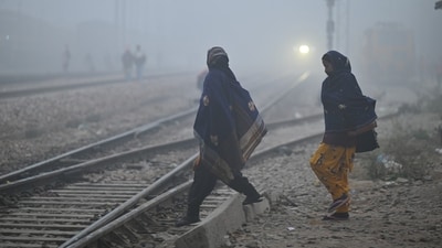 Visuals showed people crossing the railway tracks in low visibility on Monday in Delhi (Parveen Kumar/Hindustan Times) Visuals showed people crossing the railway tracks in low visibility on Monday in Delhi (Parveen Kumar/Hindustan Times)