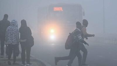 Commuters were seen walking through the fog with low visibility in Delhi on Monday (Vipin Kumar/ Hindustan Times) Commuters were seen walking through the fog with low visibility in Delhi on Monday (Vipin Kumar/ Hindustan Times)
