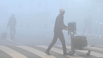 Morning commuters were seen amid the severe winter fog on Monday morning at T1 IGI Airport (Vipin Kumar/Hindustan Times) Morning commuters were seen amid the severe winter fog on Monday morning at T1 IGI Airport (Vipin Kumar/Hindustan Times)