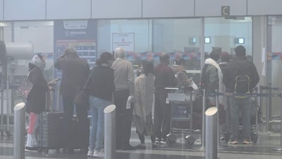 Passengers was seen waiting at the Delhi airport amid several flight delays caused by low visibility in Delhi (Vipin Kumar/ Hindustan Times) Passengers was seen waiting at the Delhi airport amid several flight delays caused by low visibility in Delhi (Vipin Kumar/ Hindustan Times)